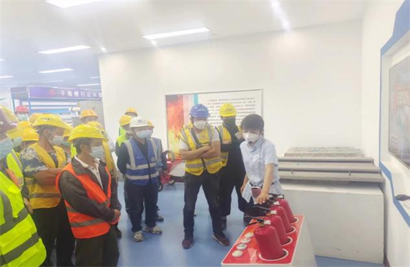 青島自貿(mào)片區(qū)?中德生態(tài)園建筑工人全員體驗(yàn)式安全教育培訓(xùn)在榮華（青島）建科“省級建筑施工安全和裝配式施工體驗(yàn)式教育基地”體驗(yàn)館內(nèi)正式啟動(圖7)
