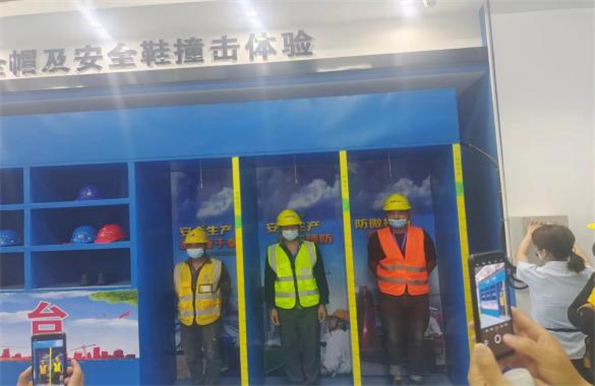 青島自貿(mào)片區(qū)?中德生態(tài)園建筑工人全員體驗(yàn)式安全教育培訓(xùn)在榮華（青島）建科“省級建筑施工安全和裝配式施工體驗(yàn)式教育基地”體驗(yàn)館內(nèi)正式啟動(圖8)
